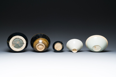 Een diverse collectie Chinees porselein en aardewerk, Song en later