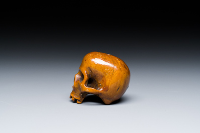 Een buxushouten memento mori schedel, Duitsland, 17e eeuw