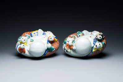 Deux Bouddhas en porcelaine de Chine famille rose, marque de Zhu Mao Ji Zao 朱茂記造, R&eacute;publique