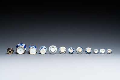 Onze vases miniatures en porcelaine de Chine en bleu et blanc, Kangxi