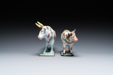 Twee polychrome Delftse petit feu koeien, 18e eeuw