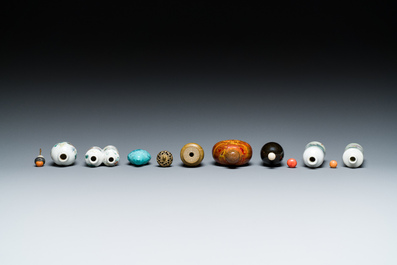 Vier Chinese famille rose snuifflessen en vier diverse snuifflessen, 19/20e eeuw