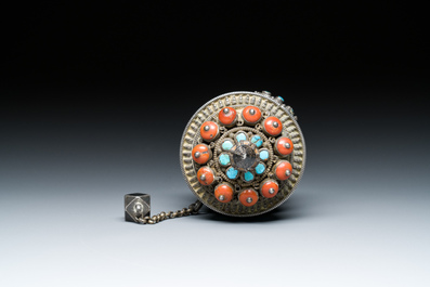 Moulin &agrave; pri&egrave;res en argent avec incrustations de turquoise et de corail, Tibet, 19&egrave;me