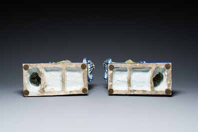 Een paar polychrome Franse aardewerken leeuwen met gemonogrammeerd schild, wellicht Rouen,18/19e eeuw