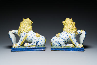 Een paar polychrome Franse aardewerken leeuwen met gemonogrammeerd schild, wellicht Rouen,18/19e eeuw