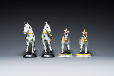 Deux paires de chevaux debout en fa&iuml;ence polychrome de Delft, 19&egrave;me