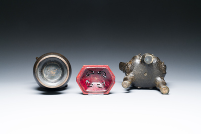 Un br&ucirc;le-parfum &agrave; d&eacute;cor d'immortels et un vase en bronze, Chine, Ming