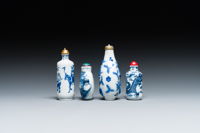 Vier Chinese blauw-witte snuifflessen, 19/20e eeuw