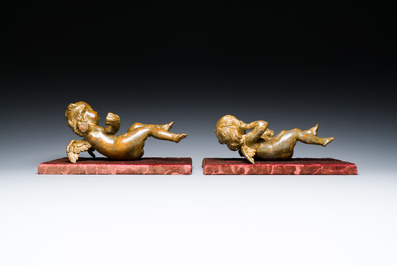 Een paar Vlaamse houten allegorische sculpturen van cherubijnen met een Vanitas schedel (De dood) en een schelpvormige kom (Het leven), 17e eeuw