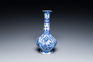Een Chinese blauw-witte flesvormige vaas, 'G' merk, Kangxi