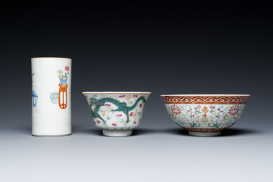 A Chinese famille rose brush pot, two plates and two bowls, 19/20th C.