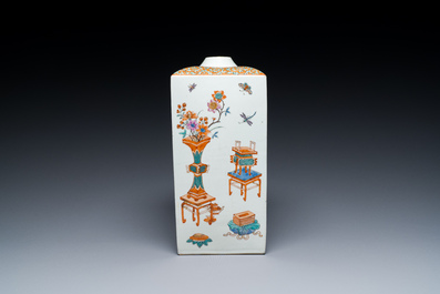 Flacon de forme carr&eacute;e en porcelaine d'Arita surd&eacute;cor&eacute; aux Pays-Bas de style Kakiemon, Japon, Edo, 17&egrave;me
