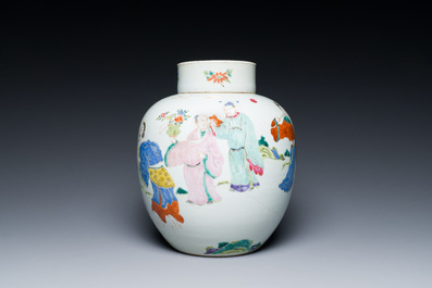 Een Chinese famille rose dekselpot, Yongzheng