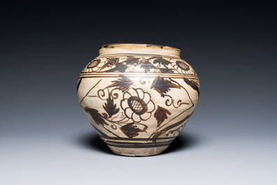 Pot en gr&egrave;s &eacute;maill&eacute; de type Cizhou &agrave; d&eacute;cor floral, Chine, Song