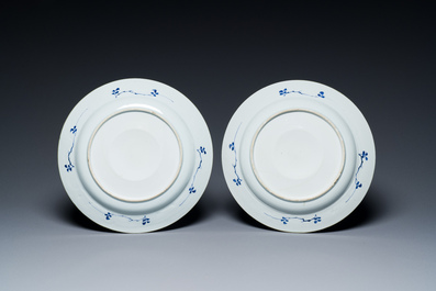 Paire de plats en porcelaine de Chine en bleu et blanc aux m&eacute;daillons centraux bomb&eacute;s, Kangxi