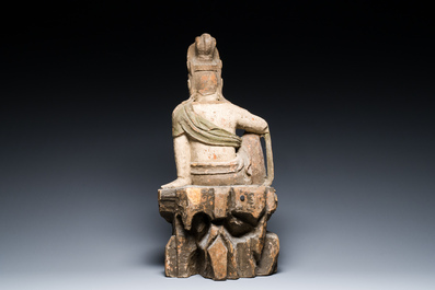 Een Chinese gepolychromeerde houten sculptuur van Guanyin, wellicht Ming