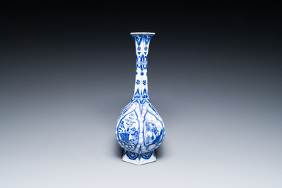 Een Chinese blauw-witte flesvormige vaas, 'G' merk, Kangxi
