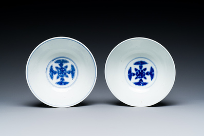 Een paar Chinese blauw-witte 'Drie vrienden van de winter' kommen, Guangxu merk en periode