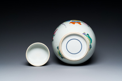 Een Chinese famille rose dekselpot, Yongzheng