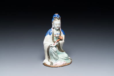 Een Chinese famille rose figuur van Guanyin met een ruyi scepter, Qianlong