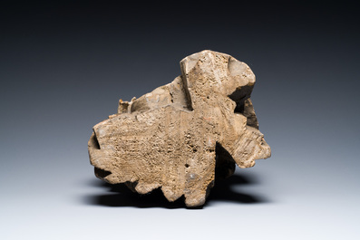 Een Chinese gepolychromeerde houten sculptuur van Guanyin, wellicht Ming