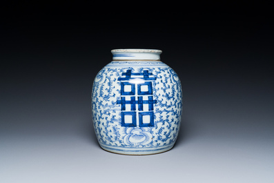 Une paire de coupes en porcelaine de Chine famille rose et un pot couvert pour le march&eacute; Straits ou Peranakan, 19&egrave;me