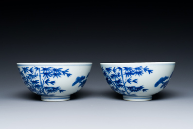 Een paar Chinese blauw-witte 'Drie vrienden van de winter' kommen, Guangxu merk en periode