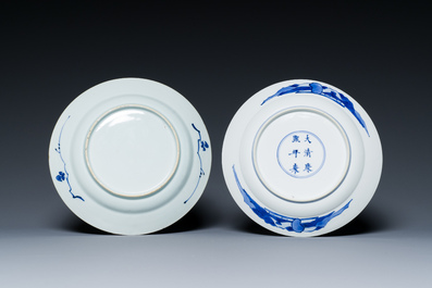 Twee Chinese blauw-witte borden met de Cao zussen, Kangxi merk en periode en Yongzheng