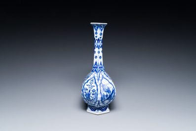 Een Chinese blauw-witte flesvormige vaas, 'G' merk, Kangxi