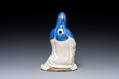 Een Chinese famille rose figuur van Guanyin met een ruyi scepter, Qianlong