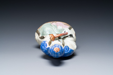 Een Chinese famille rose figuur van Guanyin met een ruyi scepter, Qianlong