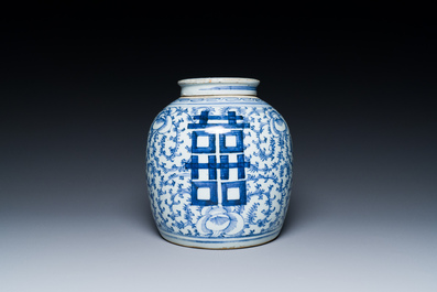 Une paire de coupes en porcelaine de Chine famille rose et un pot couvert pour le march&eacute; Straits ou Peranakan, 19&egrave;me