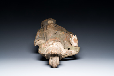 Een Chinese gepolychromeerde houten sculptuur van Guanyin, wellicht Ming