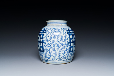 Une paire de coupes en porcelaine de Chine famille rose et un pot couvert pour le march&eacute; Straits ou Peranakan, 19&egrave;me
