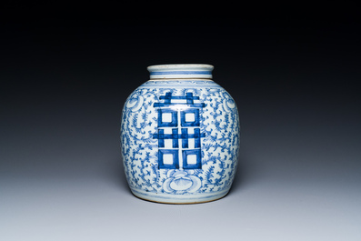 Une paire de coupes en porcelaine de Chine famille rose et un pot couvert pour le march&eacute; Straits ou Peranakan, 19&egrave;me