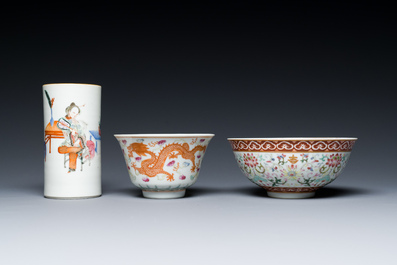 A Chinese famille rose brush pot, two plates and two bowls, 19/20th C.