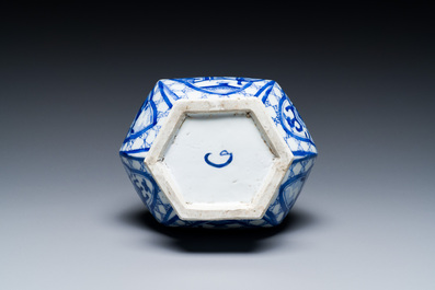 Een Chinese blauw-witte flesvormige vaas, 'G' merk, Kangxi