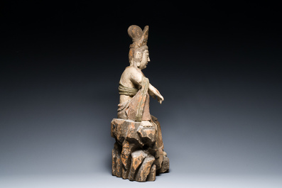 Een Chinese gepolychromeerde houten sculptuur van Guanyin, wellicht Ming