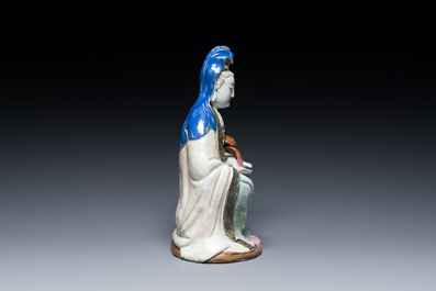 Een Chinese famille rose figuur van Guanyin met een ruyi scepter, Qianlong
