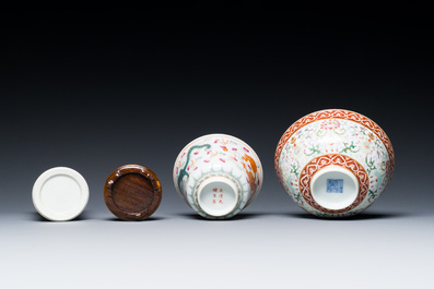 A Chinese famille rose brush pot, two plates and two bowls, 19/20th C.