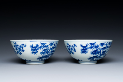 Een paar Chinese blauw-witte 'Drie vrienden van de winter' kommen, Guangxu merk en periode