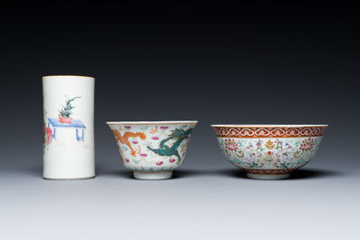 A Chinese famille rose brush pot, two plates and two bowls, 19/20th C.