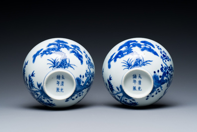 Een paar Chinese blauw-witte 'Drie vrienden van de winter' kommen, Guangxu merk en periode