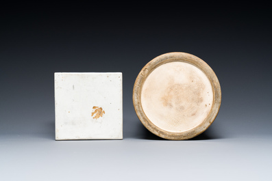 A Japanese blue and white Arita square flask and a Tangen-style bottle, 'tokkuri', Edo, 18/19th C.