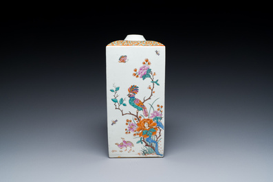 Flacon de forme carr&eacute;e en porcelaine d'Arita surd&eacute;cor&eacute; aux Pays-Bas de style Kakiemon, Japon, Edo, 17&egrave;me