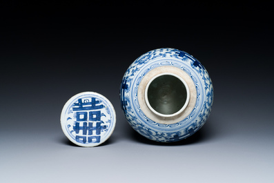 Une paire de coupes en porcelaine de Chine famille rose et un pot couvert pour le march&eacute; Straits ou Peranakan, 19&egrave;me