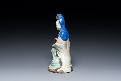 Een Chinese famille rose figuur van Guanyin met een ruyi scepter, Qianlong