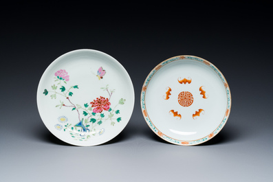 A Chinese famille rose brush pot, two plates and two bowls, 19/20th C.