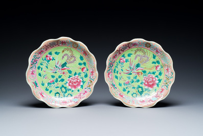 Une paire de coupes en porcelaine de Chine famille rose et un pot couvert pour le march&eacute; Straits ou Peranakan, 19&egrave;me