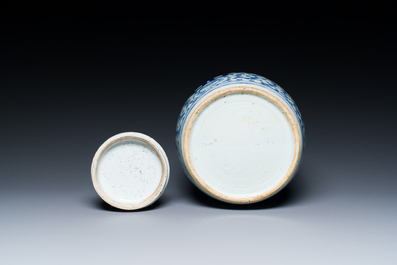 Une paire de coupes en porcelaine de Chine famille rose et un pot couvert pour le march&eacute; Straits ou Peranakan, 19&egrave;me